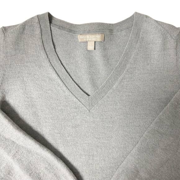 Banana Republic Extra Fine Merino V-Neck Sweater Women’s Sz L Light Gray Soft - Picture 3 of 9